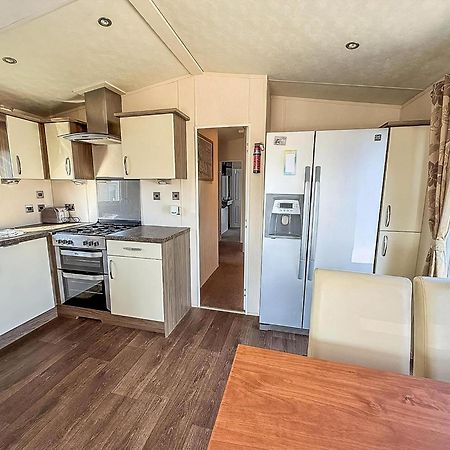 Beautiful Caravan With Decking Wifi At St Osyth Beach Holiday Park Ref 28077Dw Clacton-on-Sea Exterior foto