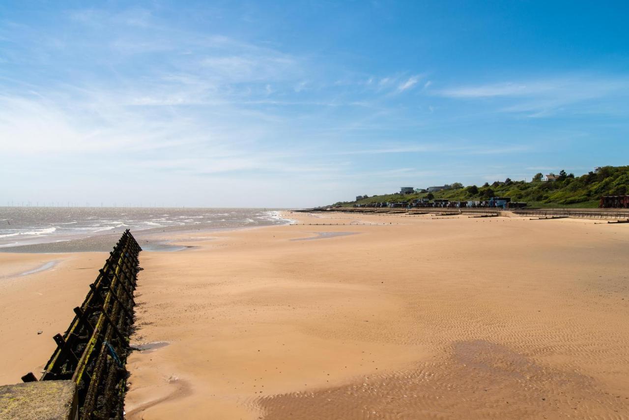Beautiful Caravan With Decking Wifi At St Osyth Beach Holiday Park Ref 28077Dw Clacton-on-Sea Exterior foto