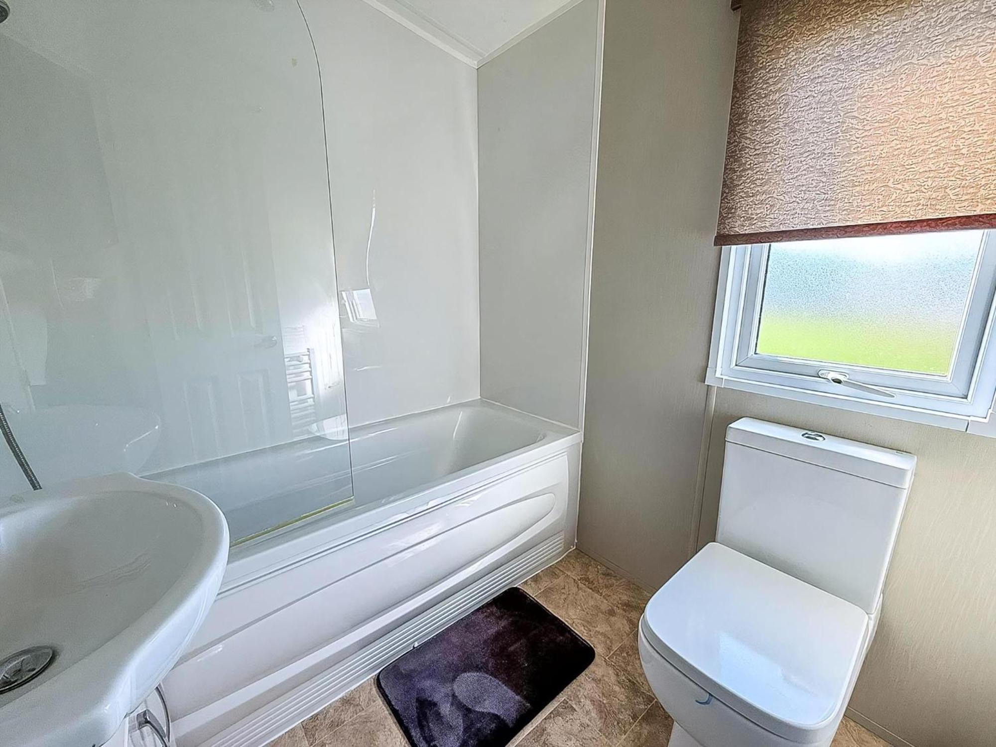 Beautiful Caravan With Decking Wifi At St Osyth Beach Holiday Park Ref 28077Dw Clacton-on-Sea Exterior foto