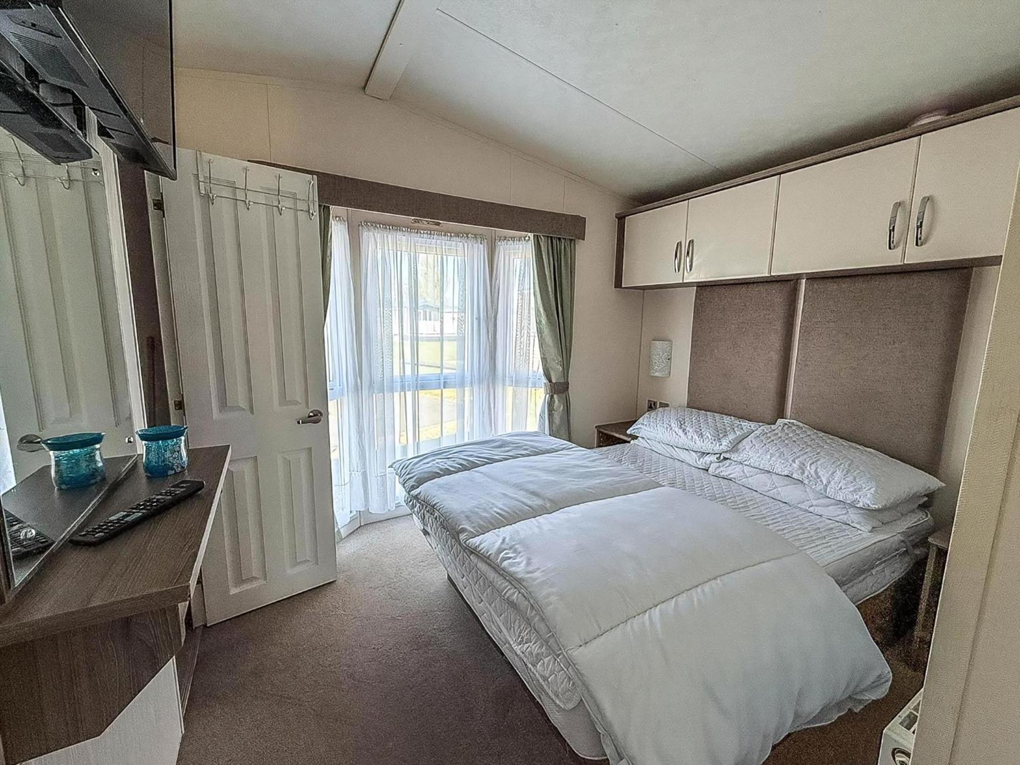 Beautiful Caravan With Decking Wifi At St Osyth Beach Holiday Park Ref 28077Dw Clacton-on-Sea Exterior foto