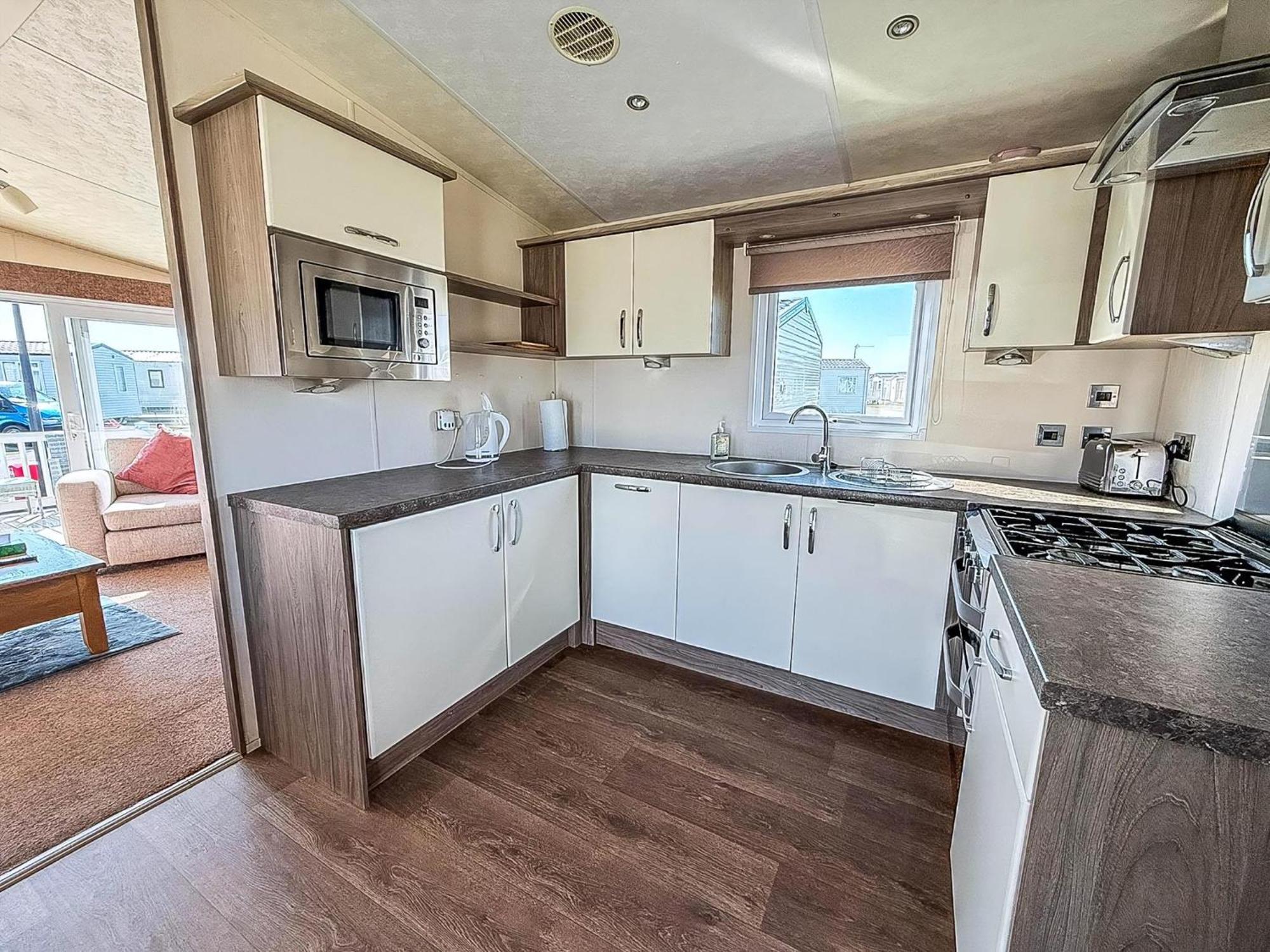 Beautiful Caravan With Decking Wifi At St Osyth Beach Holiday Park Ref 28077Dw Clacton-on-Sea Exterior foto