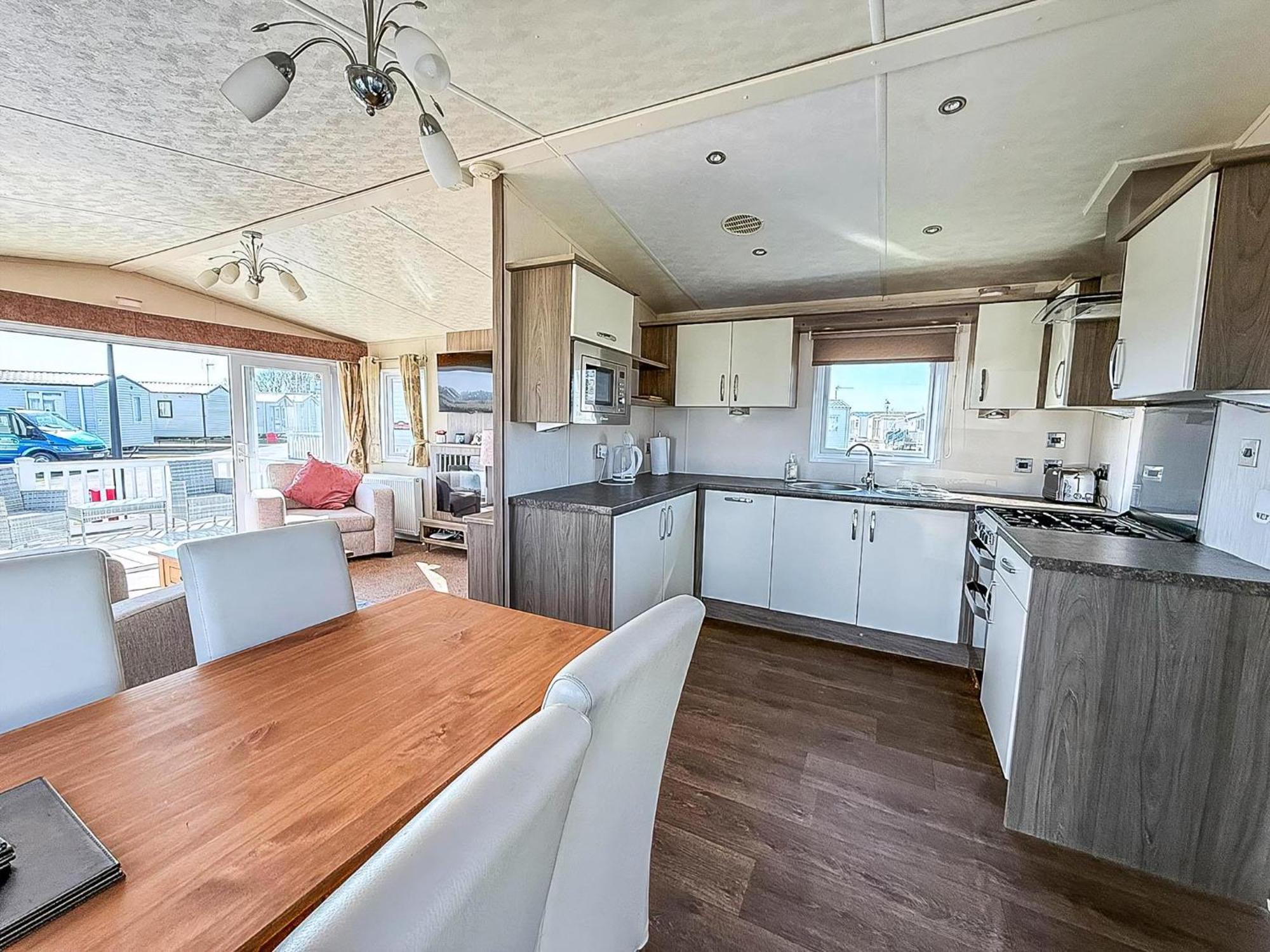 Beautiful Caravan With Decking Wifi At St Osyth Beach Holiday Park Ref 28077Dw Clacton-on-Sea Exterior foto