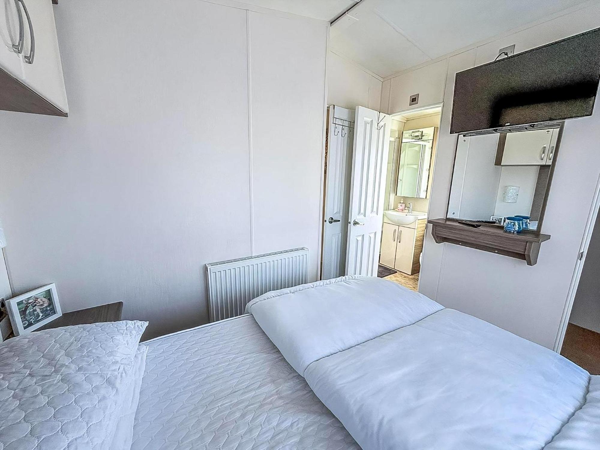 Beautiful Caravan With Decking Wifi At St Osyth Beach Holiday Park Ref 28077Dw Clacton-on-Sea Exterior foto